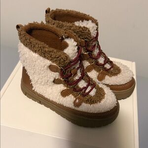 Banana Republic Cozy Brown and Cream Kids Boots. Size 7/8. Great condition!